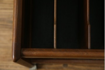 和製ヴィンテージ　オールドカリモク　カリモク家具(karimoku)　仕切り構造ですっきり収納できるキャスター付きマガジンラック　(R-086195)