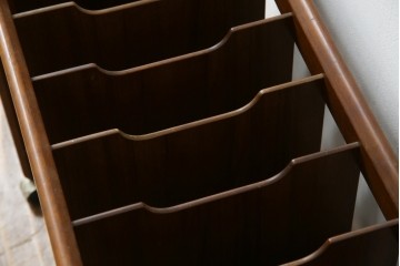 和製ヴィンテージ　オールドカリモク　カリモク家具(karimoku)　仕切り構造ですっきり収納できるキャスター付きマガジンラック　(R-086195)
