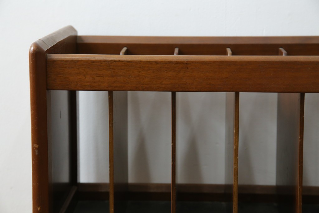 和製ヴィンテージ　オールドカリモク　カリモク家具(karimoku)　仕切り構造ですっきり収納できるキャスター付きマガジンラック　(R-086195)