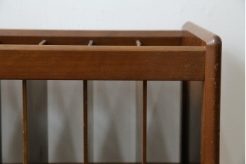 和製ヴィンテージ　オールドカリモク　カリモク家具(karimoku)　仕切り構造ですっきり収納できるキャスター付きマガジンラック　(R-086195)