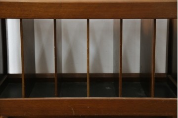 和製ヴィンテージ　オールドカリモク　カリモク家具(karimoku)　仕切り構造ですっきり収納できるキャスター付きマガジンラック　(R-086195)