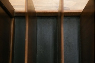 和製ヴィンテージ　オールドカリモク　カリモク家具(karimoku)　仕切り構造ですっきり収納できるキャスター付きマガジンラック　(R-086195)