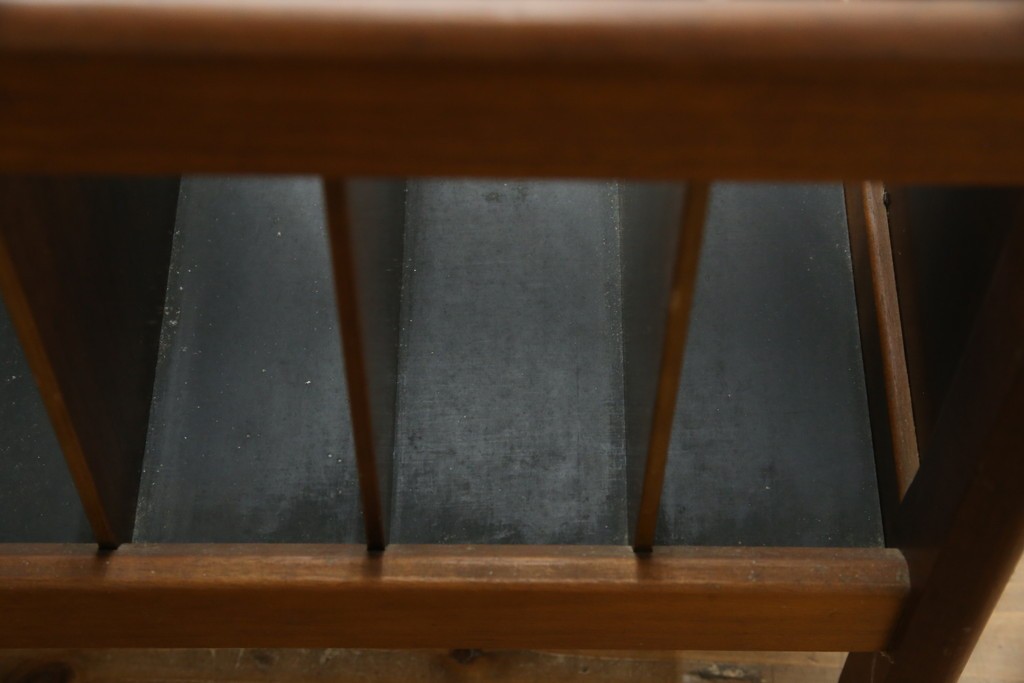 和製ヴィンテージ　オールドカリモク　カリモク家具(karimoku)　仕切り構造ですっきり収納できるキャスター付きマガジンラック　(R-086195)