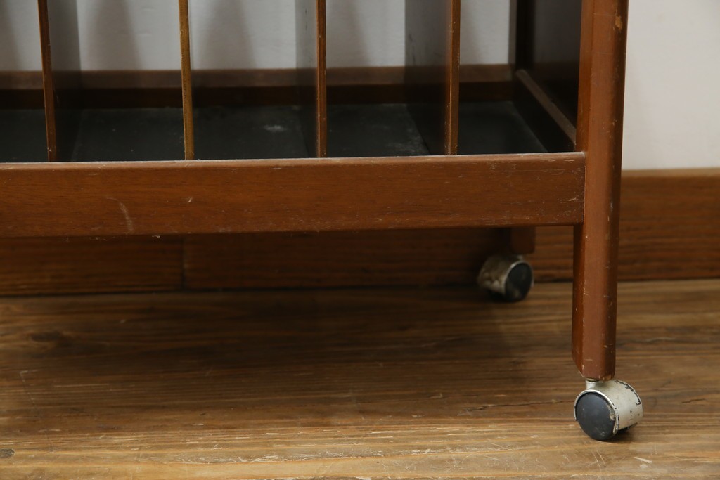 和製ヴィンテージ　オールドカリモク　カリモク家具(karimoku)　仕切り構造ですっきり収納できるキャスター付きマガジンラック　(R-086195)