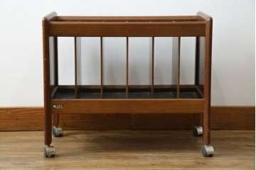 和製ヴィンテージ　オールドカリモク　カリモク家具(karimoku)　仕切り構造ですっきり収納できるキャスター付きマガジンラック　(R-086195)