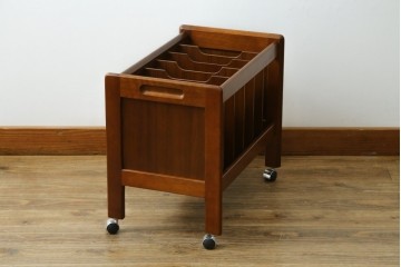 和製ヴィンテージ　オールドカリモク　カリモク家具(karimoku)　仕切り構造ですっきり収納できるキャスター付きマガジンラック　(R-086195)