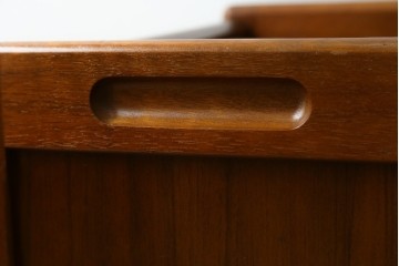 和製ヴィンテージ　オールドカリモク　カリモク家具(karimoku)　仕切り構造ですっきり収納できるキャスター付きマガジンラック　(R-086195)