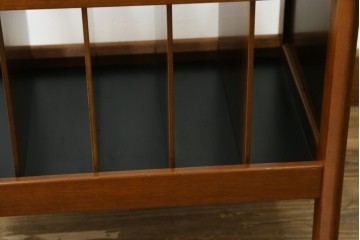 和製ヴィンテージ　オールドカリモク　カリモク家具(karimoku)　仕切り構造ですっきり収納できるキャスター付きマガジンラック　(R-086195)