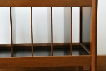 和製ヴィンテージ　オールドカリモク　カリモク家具(karimoku)　仕切り構造ですっきり収納できるキャスター付きマガジンラック　(R-086195)