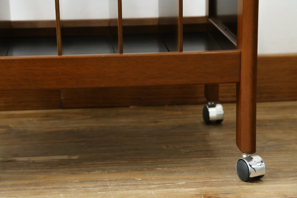 和製ヴィンテージ　オールドカリモク　カリモク家具(karimoku)　仕切り構造ですっきり収納できるキャスター付きマガジンラック　(R-086195)