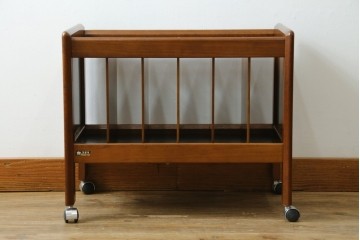 和製ヴィンテージ　オールドカリモク　カリモク家具(karimoku)　仕切り構造ですっきり収納できるキャスター付きマガジンラック　(R-086195)