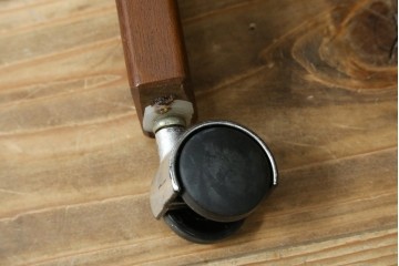 和製ヴィンテージ　オールドカリモク　カリモク家具(karimoku)　仕切り構造ですっきり収納できるキャスター付きマガジンラック　(R-086195)