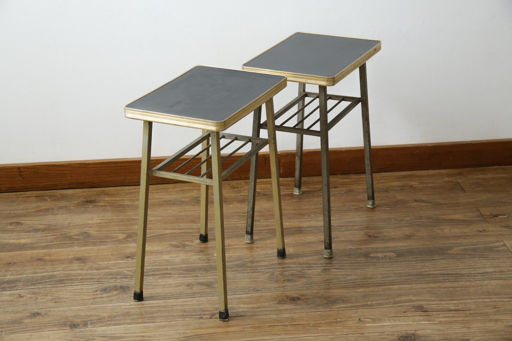 和製ヴィンテージ　華奢なメタリックフレームが印象的なサイドテーブル2点セット　(R-086196)