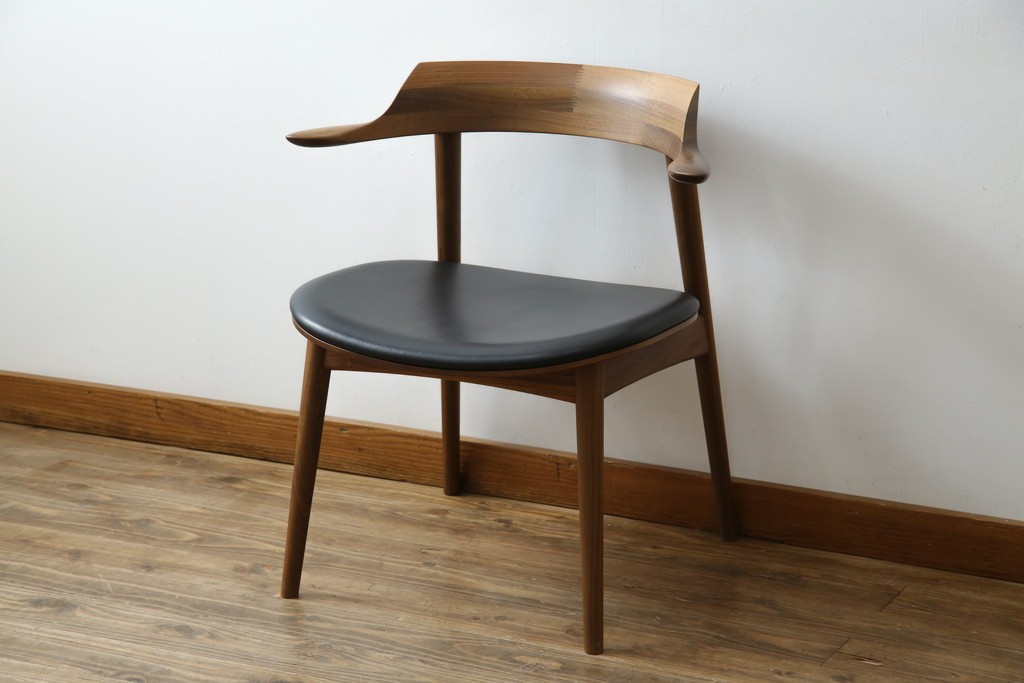 中古　美品　キタニ(KITANI)　IE-01　ウォールナット材　スタイリッシュな本革シートのアームチェア　(R-086199)