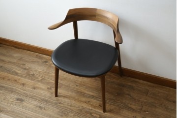 中古　美品　キタニ(KITANI)　IE-01　ウォールナット材　スタイリッシュな本革シートのアームチェア　(R-086199)