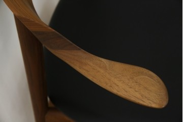 中古　美品　キタニ(KITANI)　IE-01　ウォールナット材　スタイリッシュな本革シートのアームチェア　(R-086199)