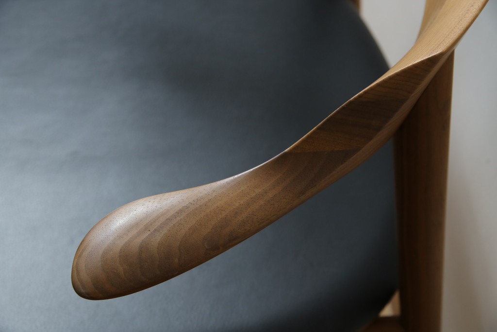 中古　美品　キタニ(KITANI)　IE-01　ウォールナット材　スタイリッシュな本革シートのアームチェア　(R-086199)