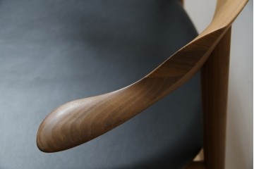 中古　美品　キタニ(KITANI)　IE-01　ウォールナット材　スタイリッシュな本革シートのアームチェア　(R-086199)