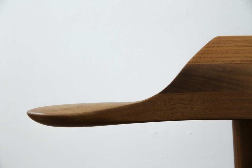 中古　美品　キタニ(KITANI)　IE-01　ウォールナット材　スタイリッシュな本革シートのアームチェア　(R-086199)