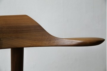 中古　美品　キタニ(KITANI)　IE-01　ウォールナット材　スタイリッシュな本革シートのアームチェア　(R-086199)