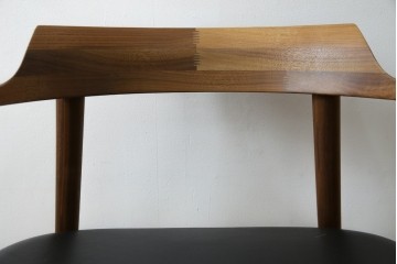 中古　美品　キタニ(KITANI)　IE-01　ウォールナット材　スタイリッシュな本革シートのアームチェア　(R-086199)