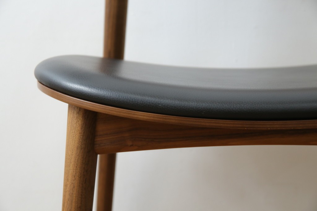 中古　美品　キタニ(KITANI)　IE-01　ウォールナット材　スタイリッシュな本革シートのアームチェア　(R-086199)