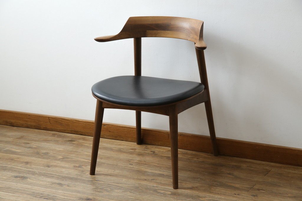 中古　美品　キタニ(KITANI)　IE-01　ウォールナット材　スタイリッシュな本革シートのアームチェア　(R-086200)