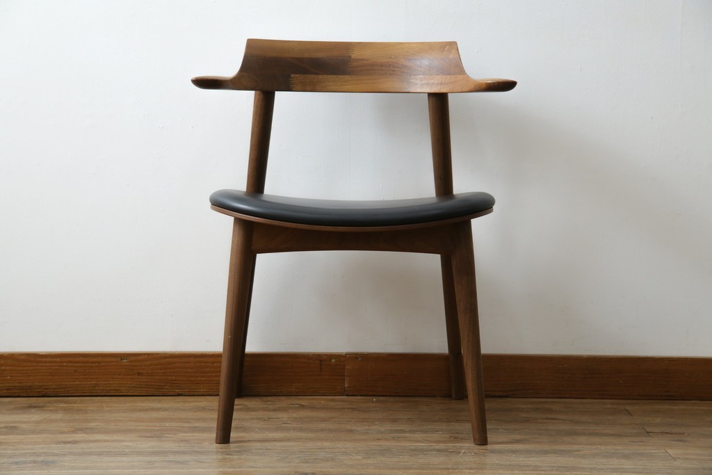 中古　美品　キタニ(KITANI)　IE-01　ウォールナット材　スタイリッシュな本革シートのアームチェア　(R-086200)