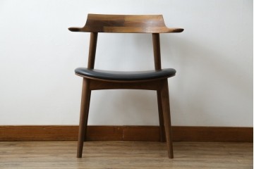 中古　美品　キタニ(KITANI)　IE-01　ウォールナット材　スタイリッシュな本革シートのアームチェア　(R-086200)