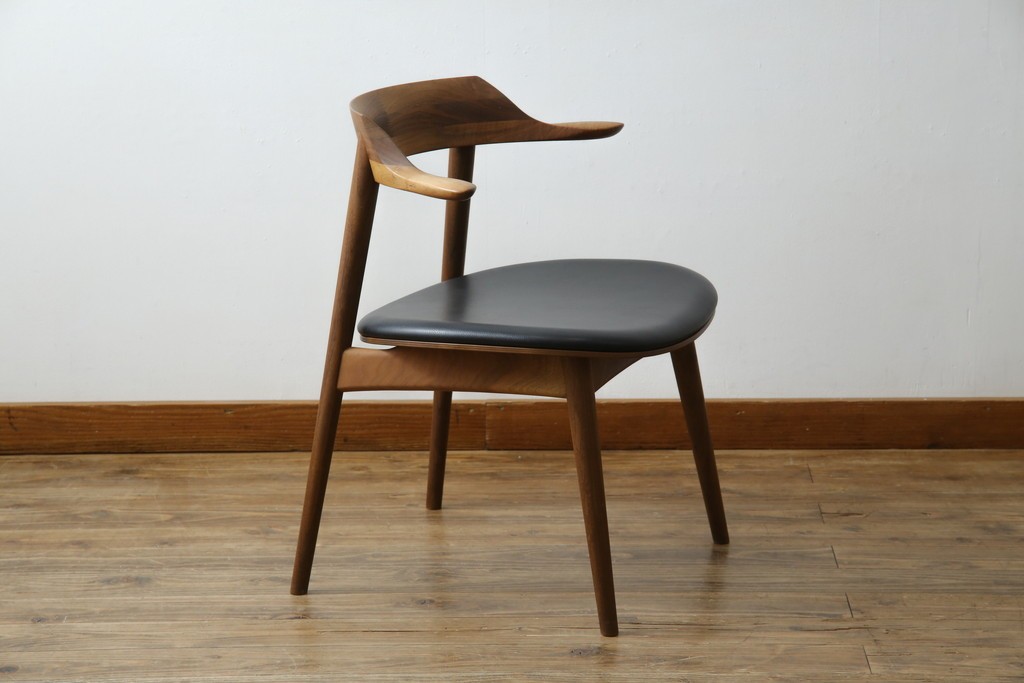 中古　美品　キタニ(KITANI)　IE-01　ウォールナット材　スタイリッシュな本革シートのアームチェア　(R-086200)