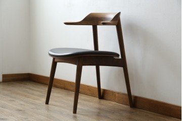 中古　美品　キタニ(KITANI)　IE-01　ウォールナット材　スタイリッシュな本革シートのアームチェア　(R-086200)