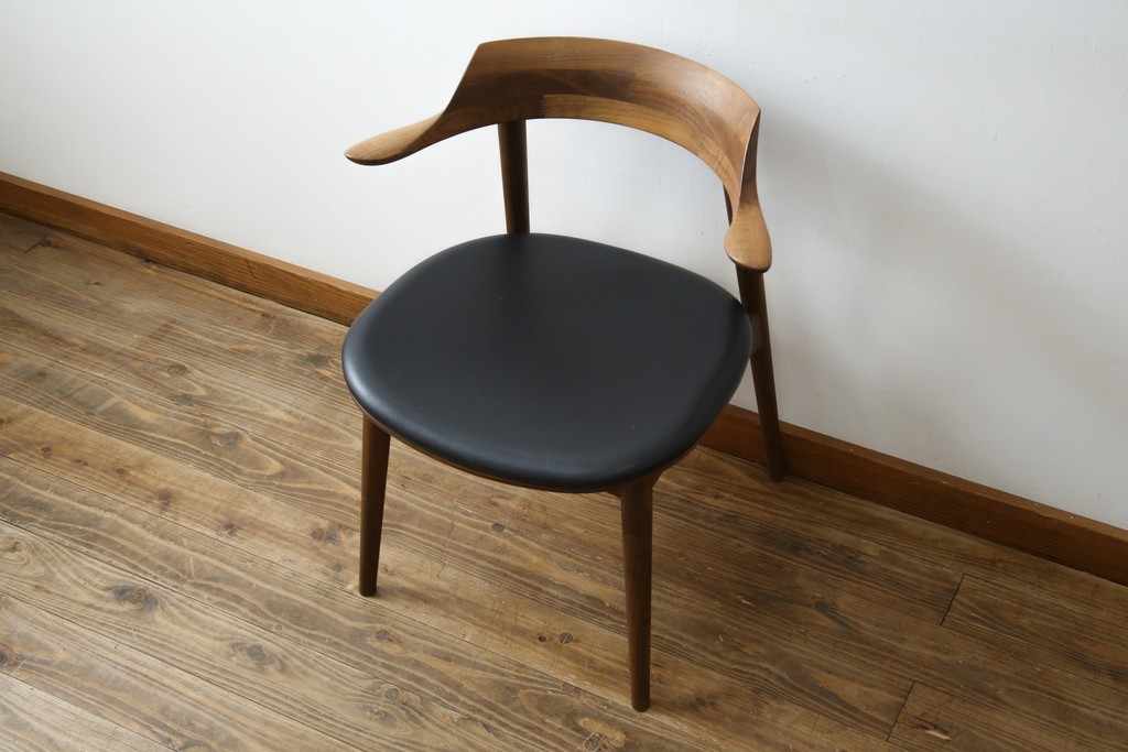中古　美品　キタニ(KITANI)　IE-01　ウォールナット材　スタイリッシュな本革シートのアームチェア　(R-086200)