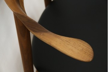 中古　美品　キタニ(KITANI)　IE-01　ウォールナット材　スタイリッシュな本革シートのアームチェア　(R-086200)