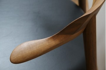 中古　美品　キタニ(KITANI)　IE-01　ウォールナット材　スタイリッシュな本革シートのアームチェア　(R-086200)