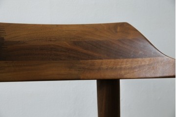 中古　美品　キタニ(KITANI)　IE-01　ウォールナット材　スタイリッシュな本革シートのアームチェア　(R-086200)