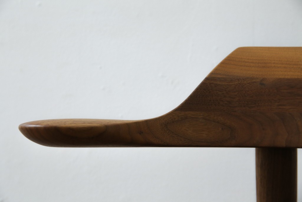 中古　美品　キタニ(KITANI)　IE-01　ウォールナット材　スタイリッシュな本革シートのアームチェア　(R-086200)