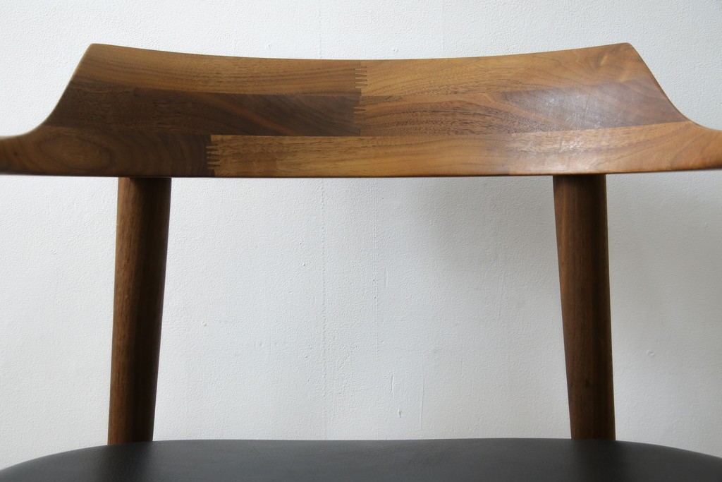 中古　美品　キタニ(KITANI)　IE-01　ウォールナット材　スタイリッシュな本革シートのアームチェア　(R-086200)