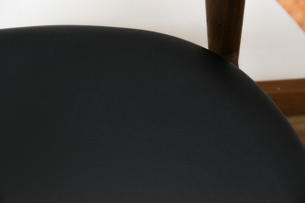 中古　美品　キタニ(KITANI)　IE-01　ウォールナット材　スタイリッシュな本革シートのアームチェア　(R-086200)