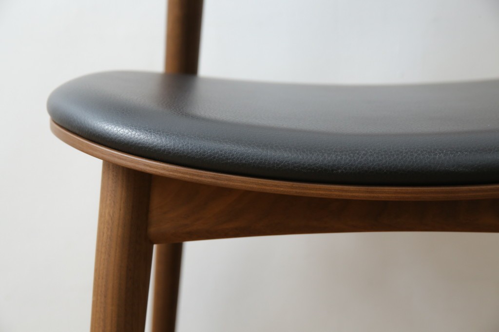 中古　美品　キタニ(KITANI)　IE-01　ウォールナット材　スタイリッシュな本革シートのアームチェア　(R-086200)