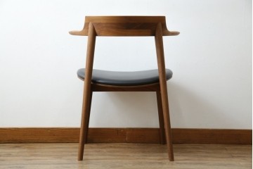 中古　美品　キタニ(KITANI)　IE-01　ウォールナット材　スタイリッシュな本革シートのアームチェア　(R-086200)