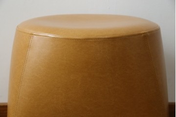 中古　美品　キタニ(KITANI)　限定色　ころんとしたフォルムが可愛らしい本革スツール　(R-086201)