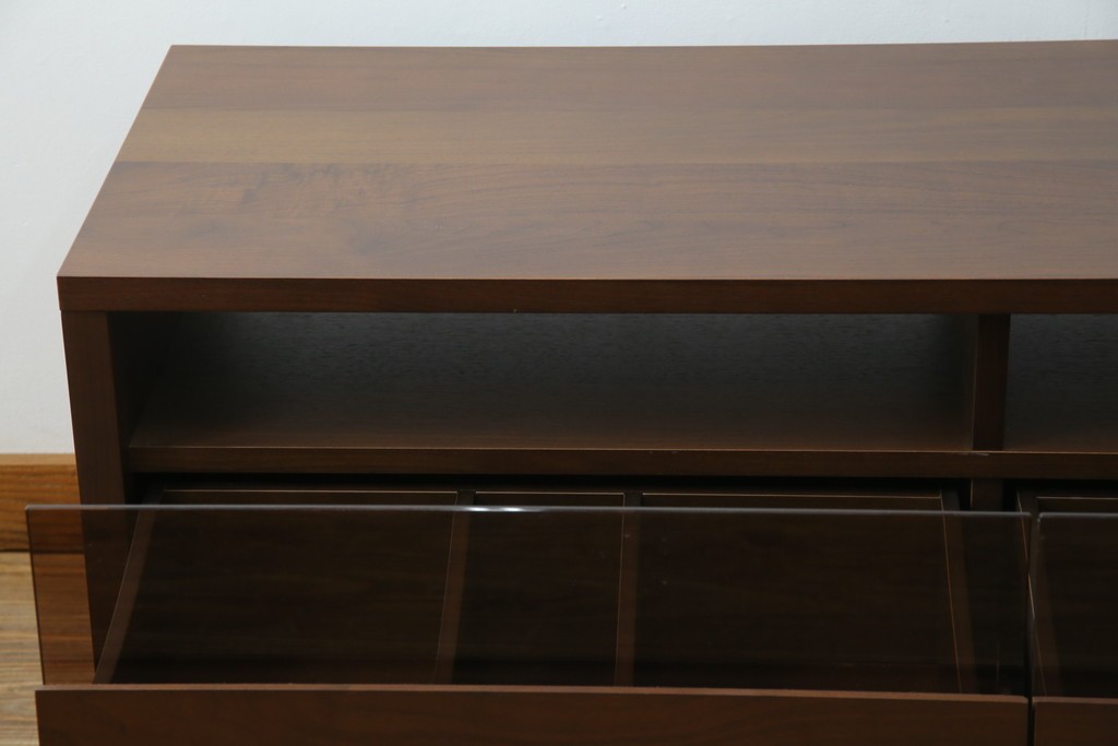 中古　超美品　FUJI FURNITURE(冨士ファニチア)　ガラス×引き出し収納がおしゃれなテレビボード　定価約35万円　(R-086202)