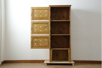 イギリスアンティーク　Lloyd’s Antiques(ロイズアンティークス)取り扱い　パイン材らしい柔らかな風合いが魅力の縦型キャビネット　(R-086203)