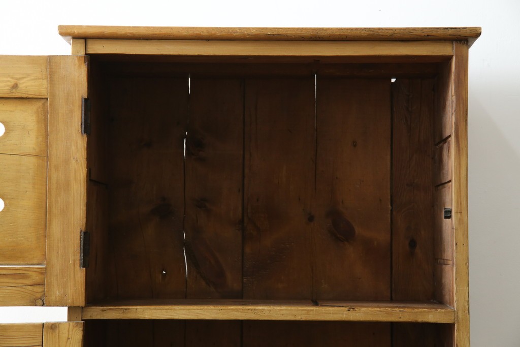 イギリスアンティーク　Lloyd’s Antiques(ロイズアンティークス)取り扱い　パイン材らしい柔らかな風合いが魅力の縦型キャビネット　(R-086203)