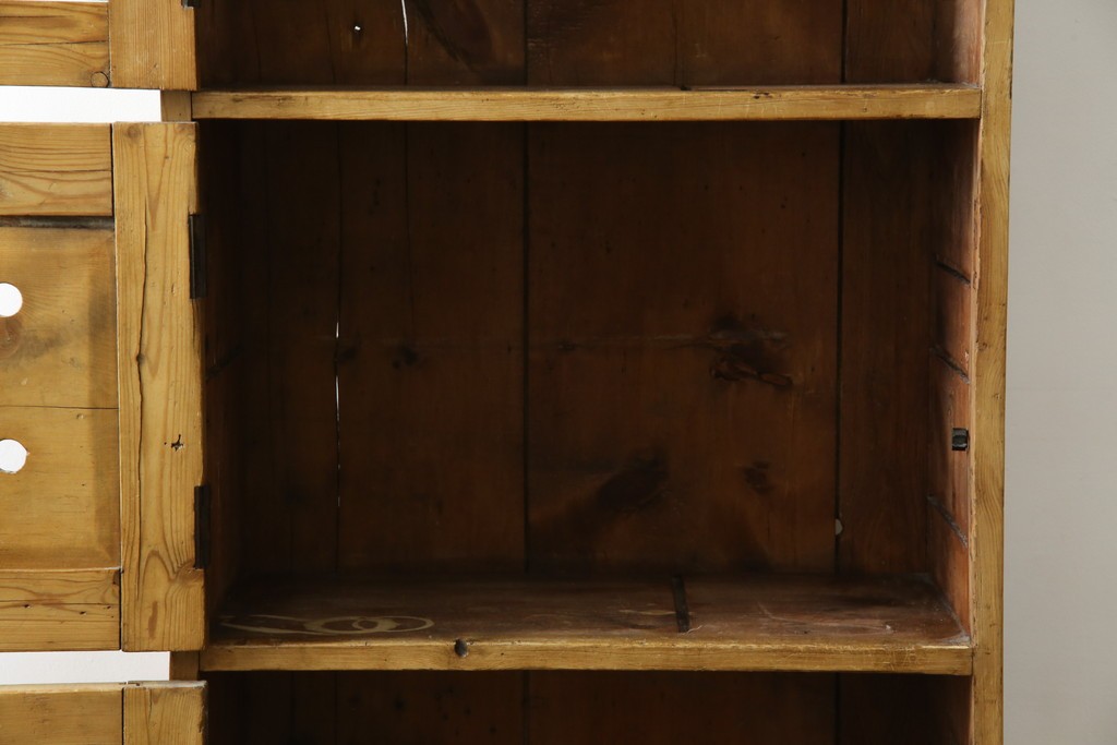 イギリスアンティーク　Lloyd’s Antiques(ロイズアンティークス)取り扱い　パイン材らしい柔らかな風合いが魅力の縦型キャビネット　(R-086203)