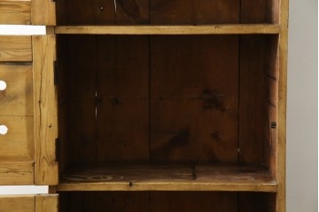 イギリスアンティーク　Lloyd’s Antiques(ロイズアンティークス)取り扱い　パイン材らしい柔らかな風合いが魅力の縦型キャビネット　(R-086203)