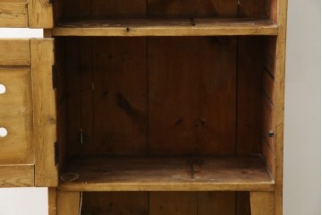 イギリスアンティーク　Lloyd’s Antiques(ロイズアンティークス)取り扱い　パイン材らしい柔らかな風合いが魅力の縦型キャビネット　(R-086203)