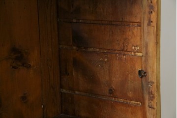 イギリスアンティーク　Lloyd’s Antiques(ロイズアンティークス)取り扱い　パイン材らしい柔らかな風合いが魅力の縦型キャビネット　(R-086203)