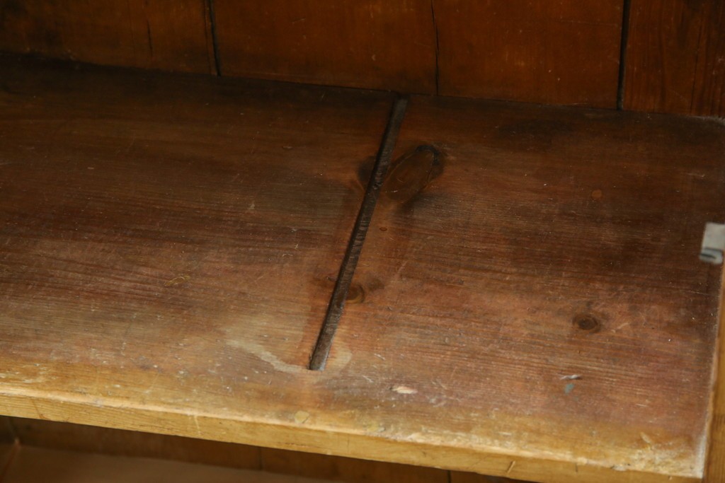 イギリスアンティーク　Lloyd’s Antiques(ロイズアンティークス)取り扱い　パイン材らしい柔らかな風合いが魅力の縦型キャビネット　(R-086203)