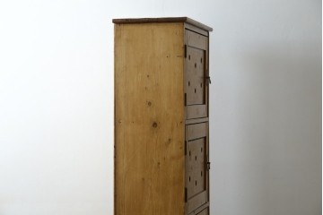 イギリスアンティーク　Lloyd’s Antiques(ロイズアンティークス)取り扱い　パイン材らしい柔らかな風合いが魅力の縦型キャビネット　(R-086203)